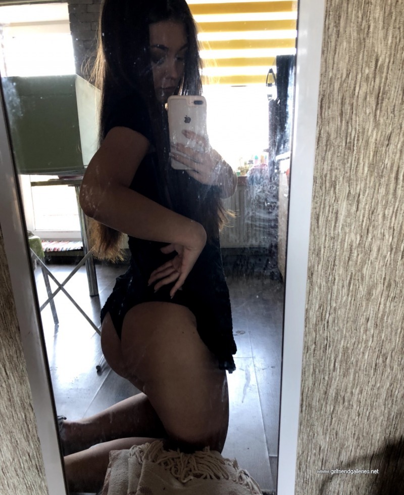 Girlfriend Amber loves showing body