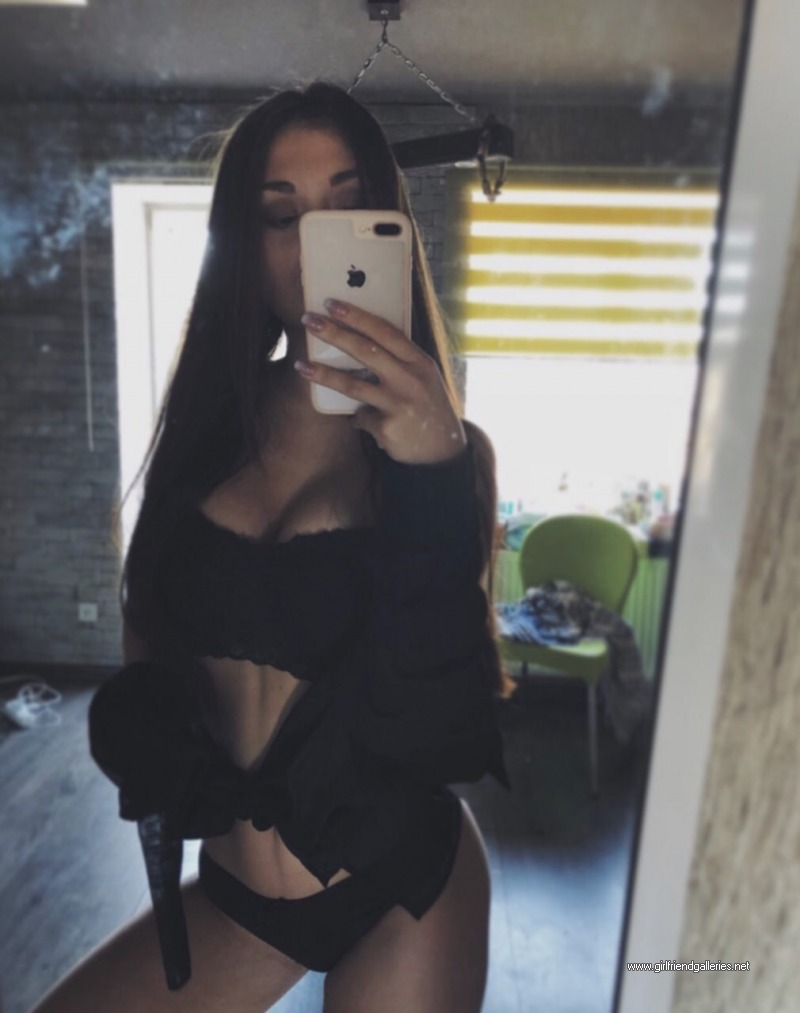Girlfriend Amber loves showing body