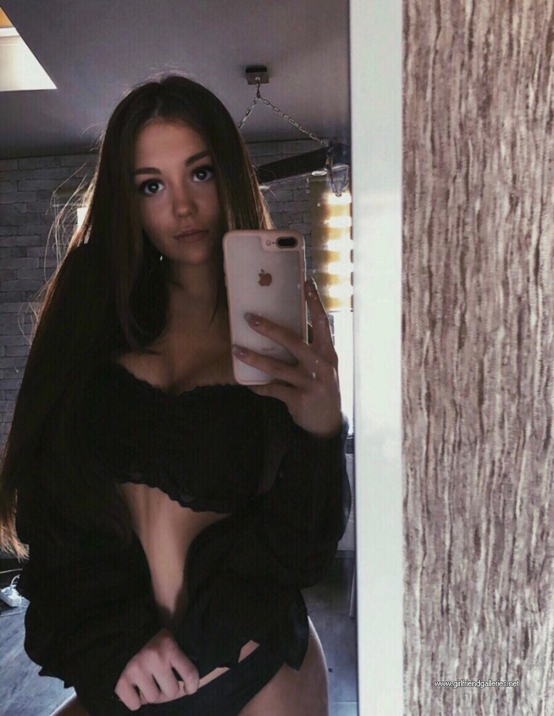 Girlfriend Amber loves showing body