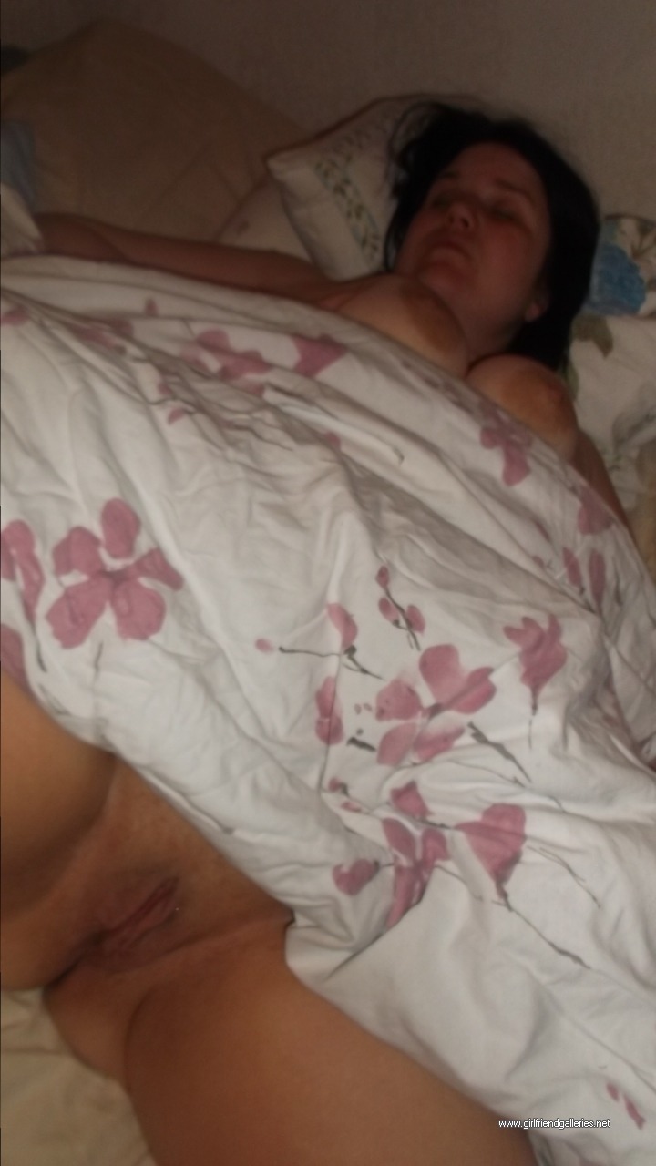 Ellenor nude in bed