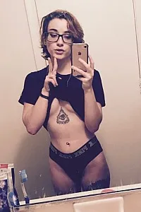21 y/o Anna shows her tits