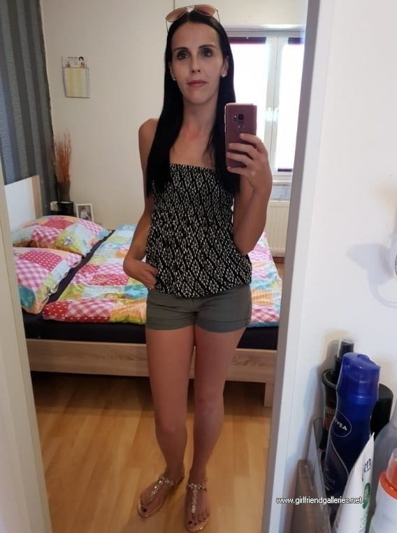 girlfriend wants to show herself