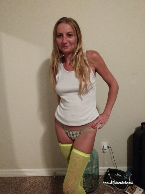 Another gallery of gf getting naked for the camera