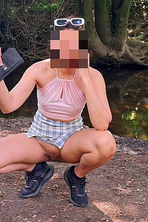 Shaved pussy flashing outside