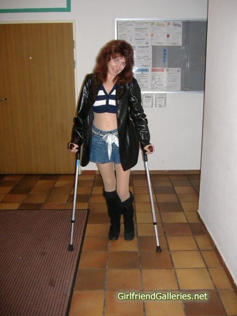 mit Krücken
