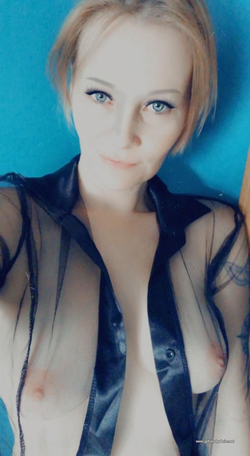 Love showing my boobs 