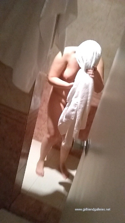 my girlfrien nude in the room