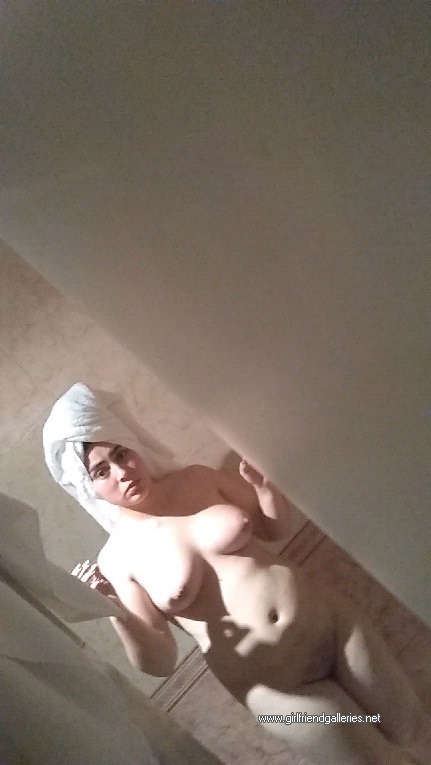 my girlfrien nude in the room