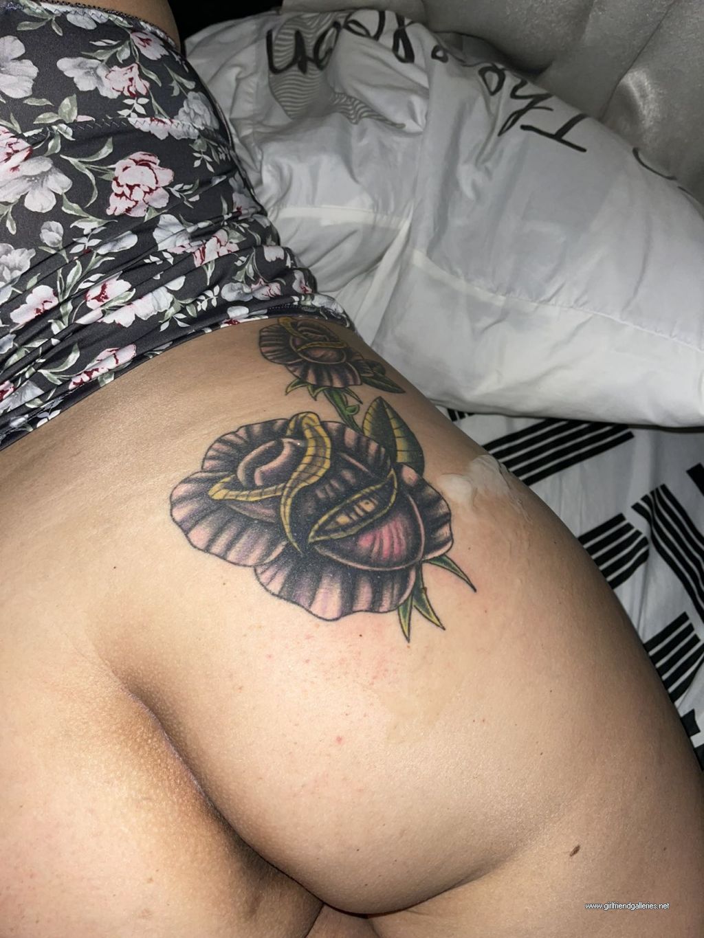 Cum on my pussy and pretty toes!