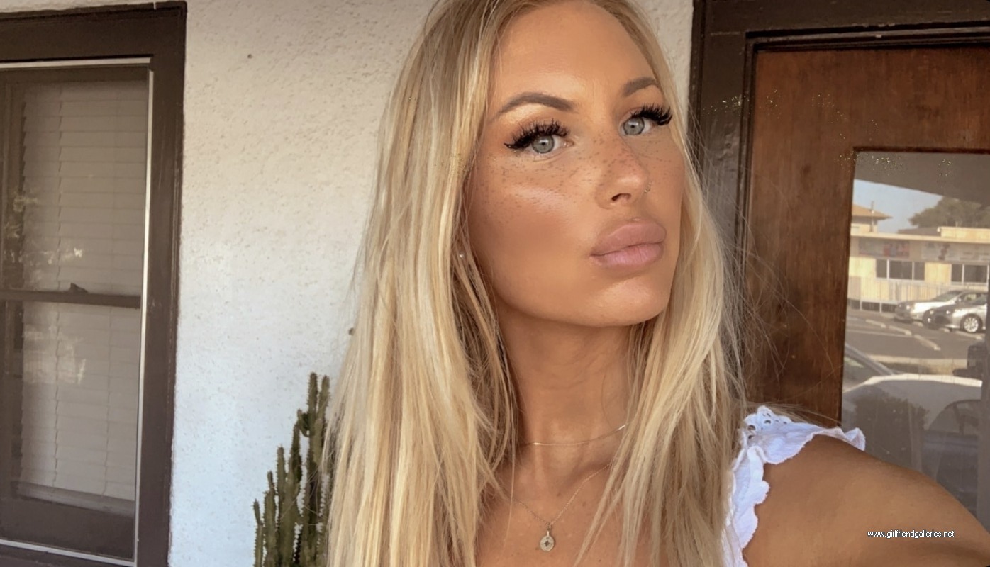 Super hot blonde college slut 